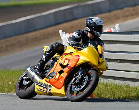 Amazing Deko Motorsports MC kører Lars Bo Søndergaard Fey som her ses på Ring Djursland deltog i weekenden i 2. afdeling af DM serien i Poznan i Polen hvor tiderne blev forbedret siden sidste træning på den lange og hurtige bane med flere sekunder.